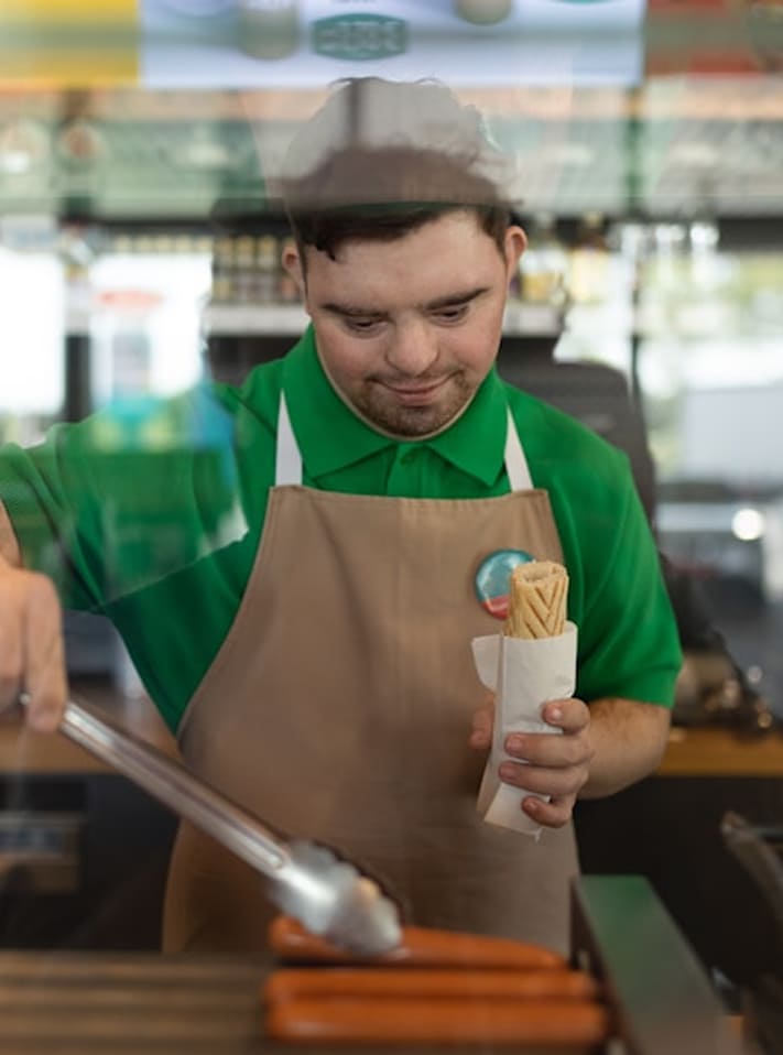 homme-prepare-un-hot-dog